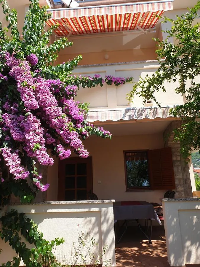 Apartments Davorka Banjol